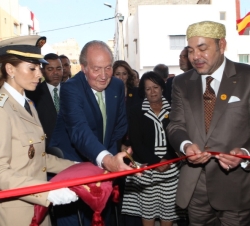 Su Majestad el Rey en presencia del Rey Mohamed VI corta la cinta inaugural del Centro de Formación e Inserción de Jóvenes de Bouknadel
